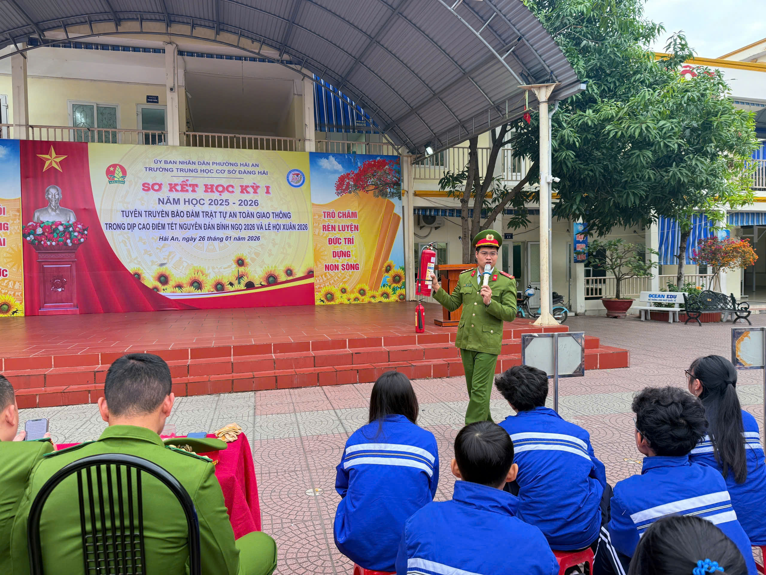 Công an phường Hải An tuyên truyền an toàn giao thông và phòng cháy chữa cháy tại Trường THCS Đằng Hải